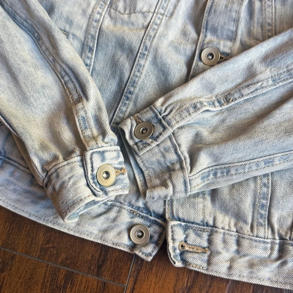 Children’s Place light wash jean jacket. Size 7/8 (I8)